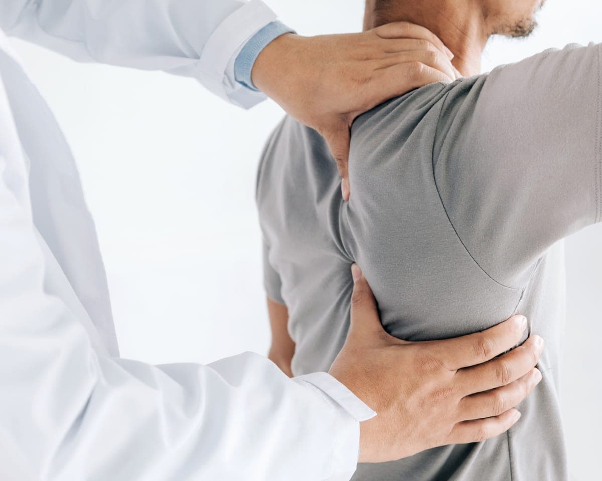 Behandlung von Schulter und Rücken eines Patienten