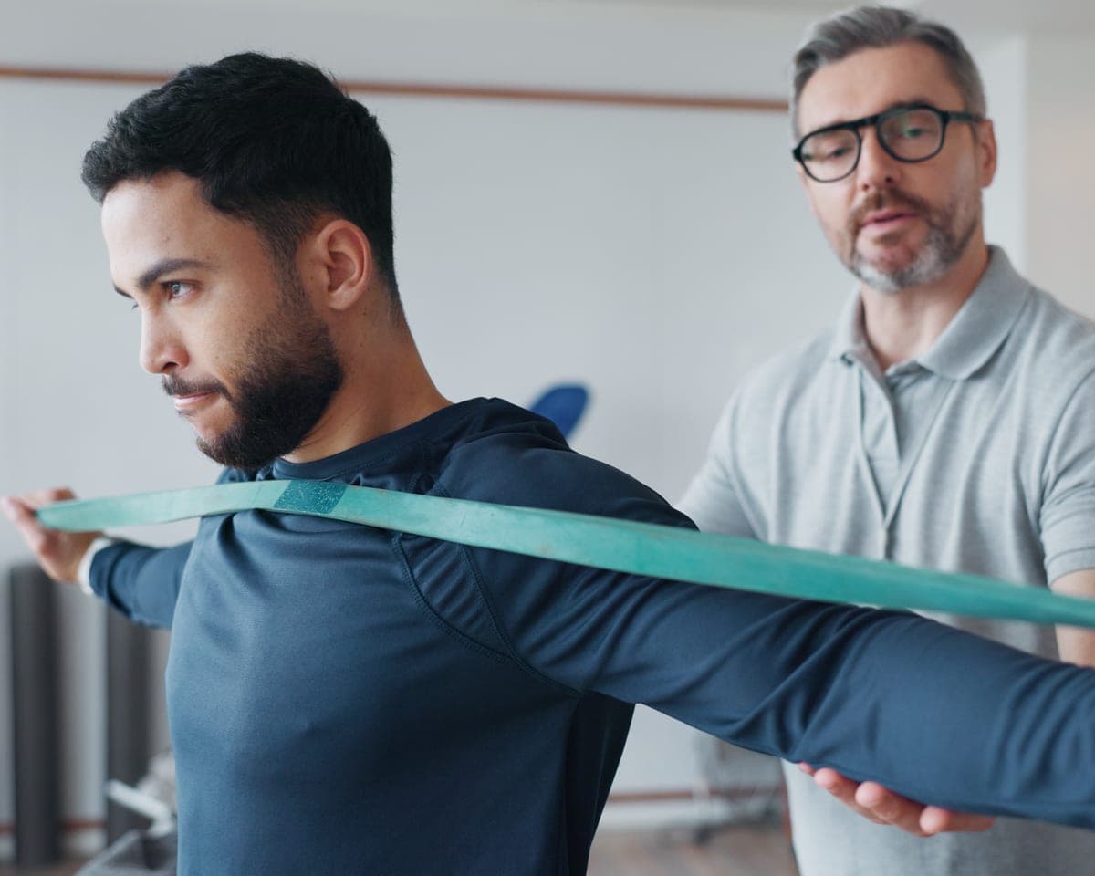 Training mit dem Widerstandsband unter Anleitung