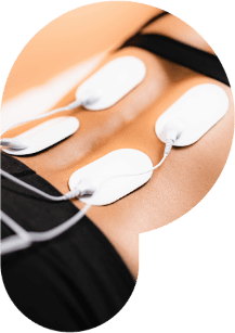 Elektrotherapie: Elektroden auf dem Rücken eines Patienten