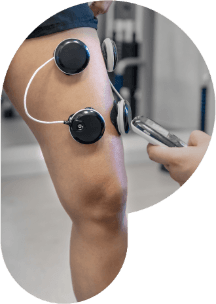 Elektrotherapie am Oberschenkel: Elektroden oberhalb des Knies