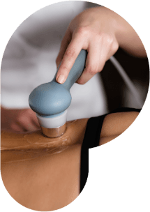 Ultraschalltherapie: Ein Schallkopf wird über die Schulter geführt